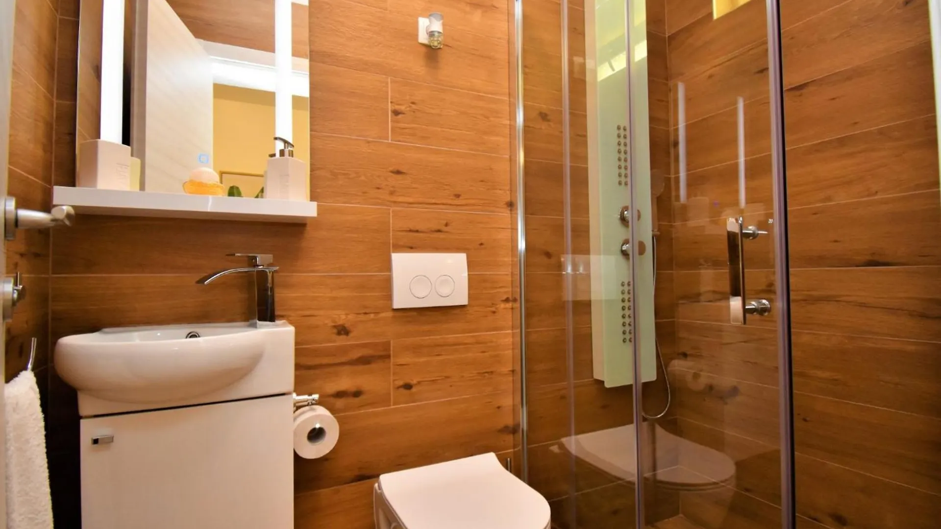 Villa Karla In Mucici - Haus Fuer 6-8 Personen 마툴지 크로아티아
